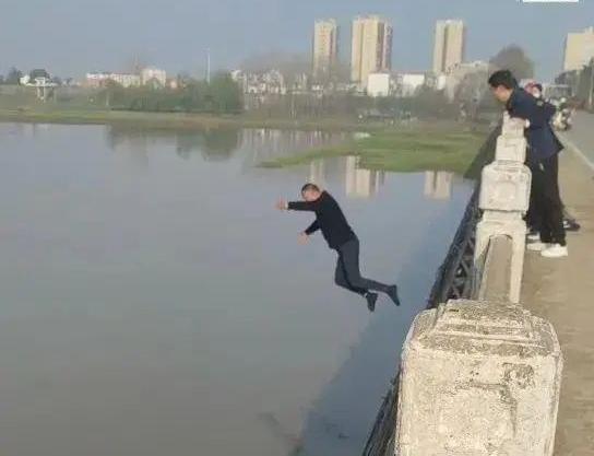 大爷英勇跳水救人，彰显社会正能量