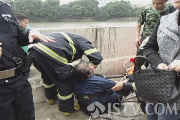 老人跳河救人，英勇之举，感动人心