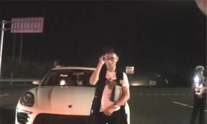 男子开保时捷带女友兜风，速度与浪漫的最佳诠释