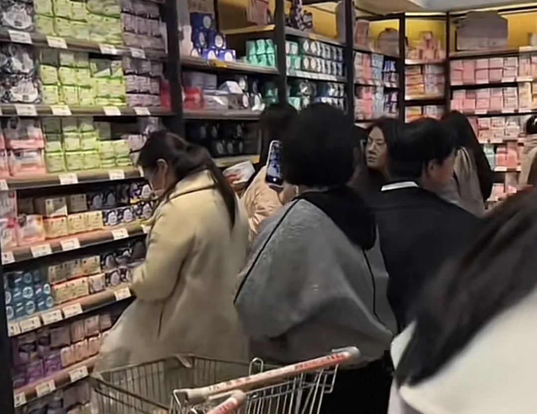 胖东来卫生巾上架瞬间售罄，揭秘背后的原因