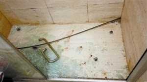 女子洗澡时遭遇玻璃门自爆，安全与防范需引起重视