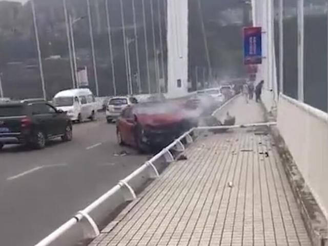 大巴车冲下长江大桥，悲剧背后的警醒与思考