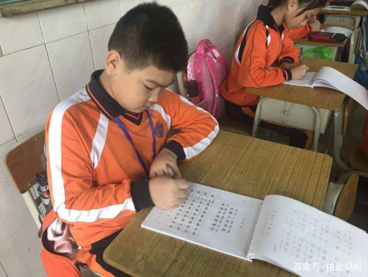 小学二年级男孩写字堪比打印机，天赋异禀的书写新星