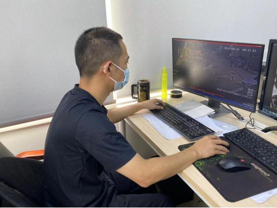 女子景区奇遇，捡到重达150克的大金链，引发网友热议