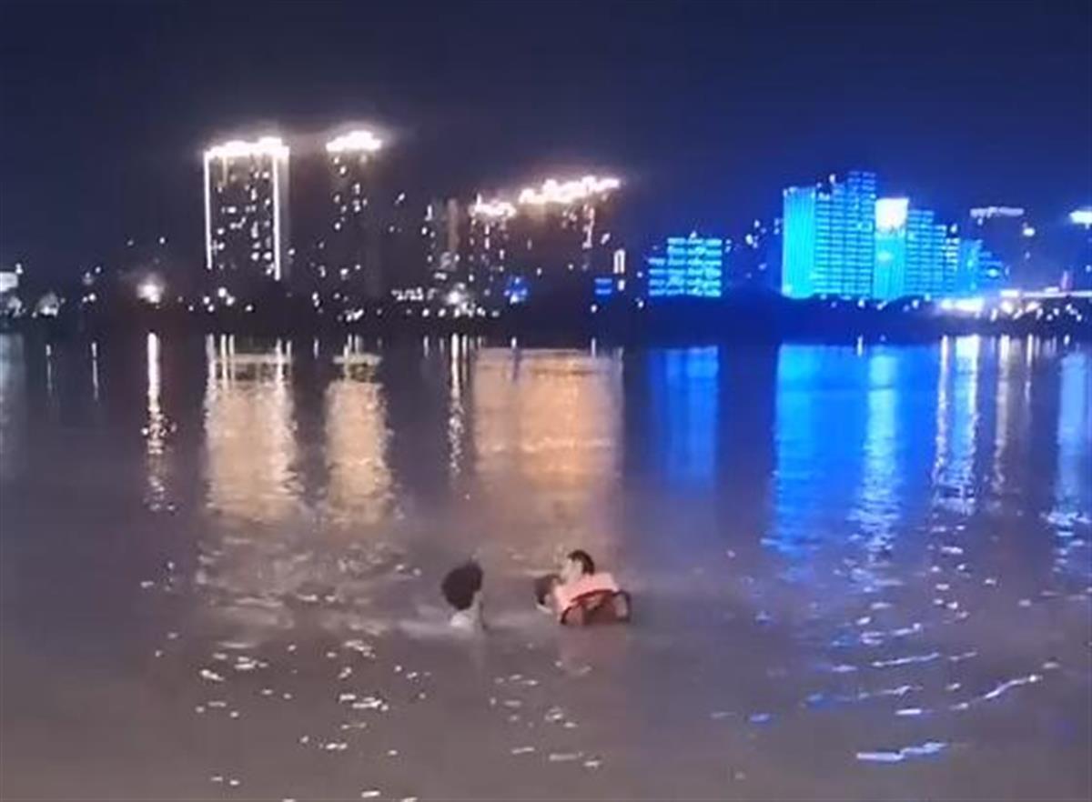 长沙一民警套着救生圈下水救人，英勇之举暖人心