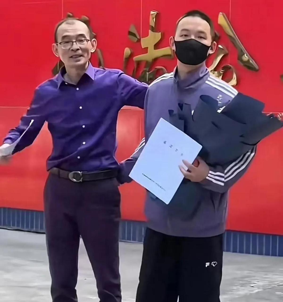 谢浩男首次公布和母亲的温馨合照，亲情的力量与美好瞬间