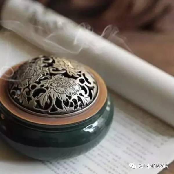上香的烟有毒吗？全面解读与解析