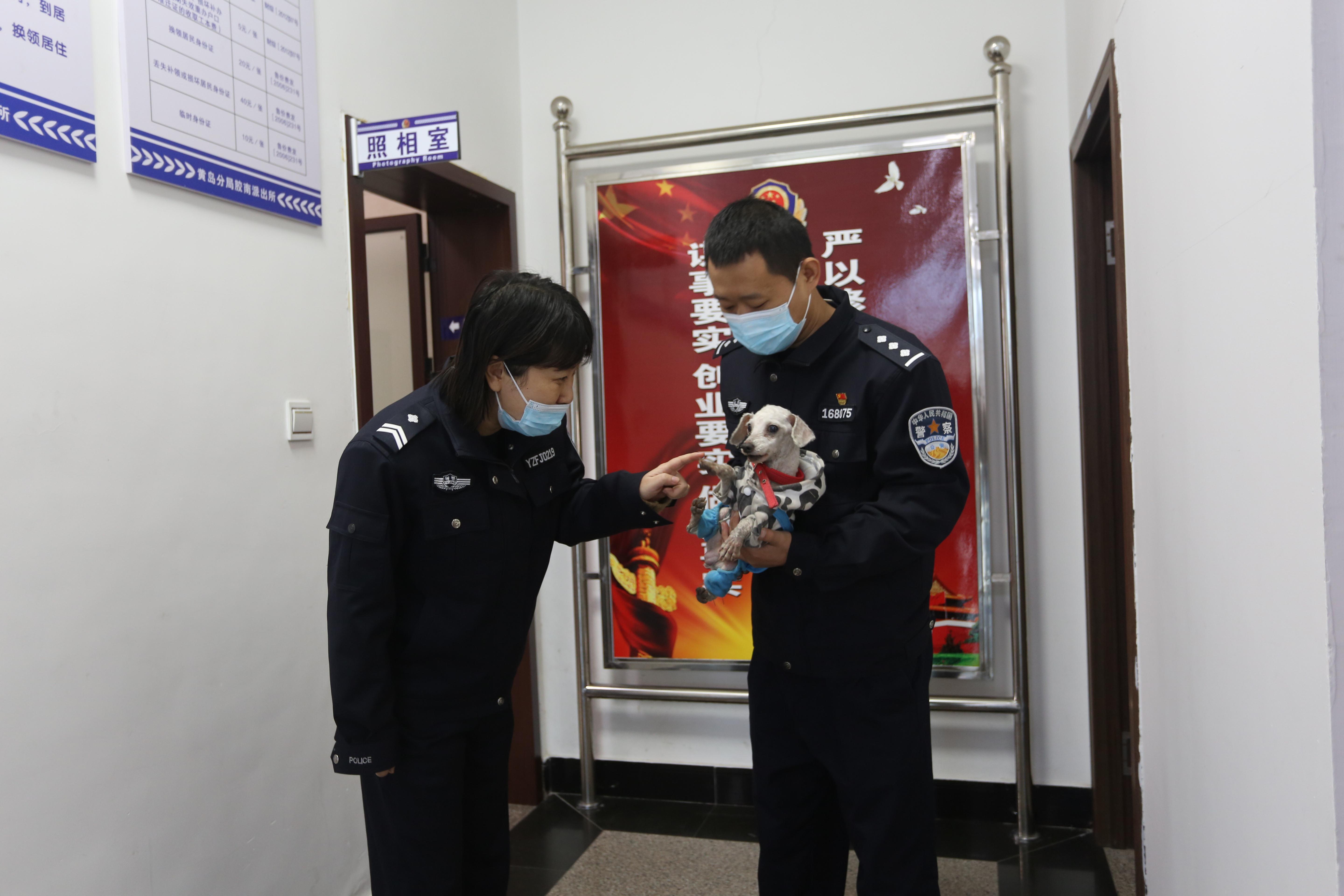 车辆故障抛锚，交警辅警合力推车视频走红网络