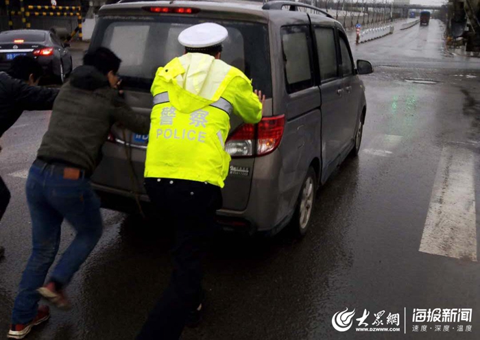 车辆抛锚遇困境，民警伸出援助之手