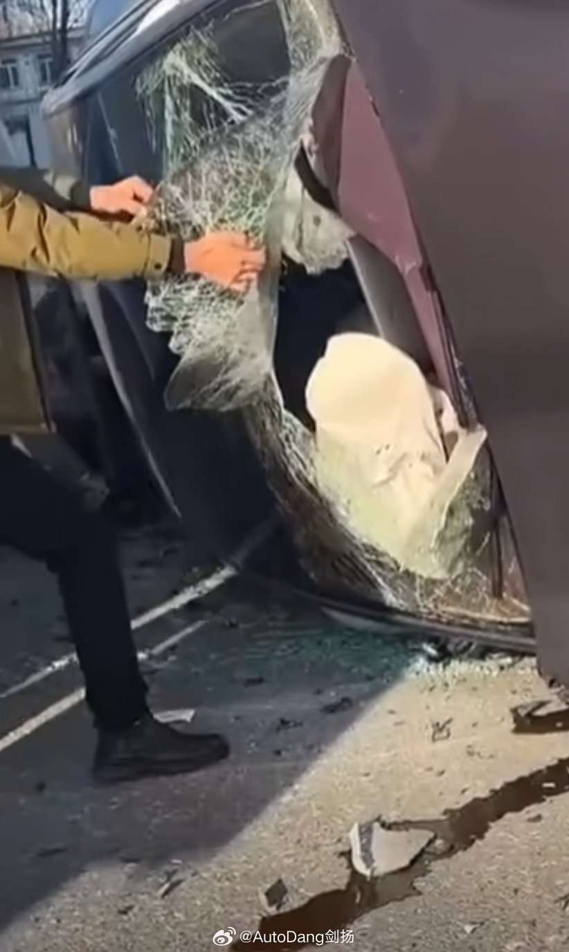 无锡大风吹落金属管，小米SU7遭遇意外考验