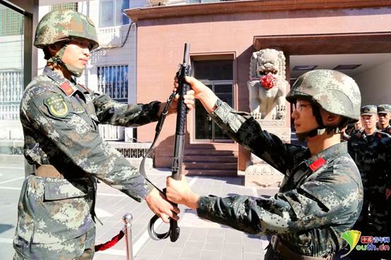 天安门执勤哨兵向百岁老兵敬礼致敬——时代的交汇与传承的荣光