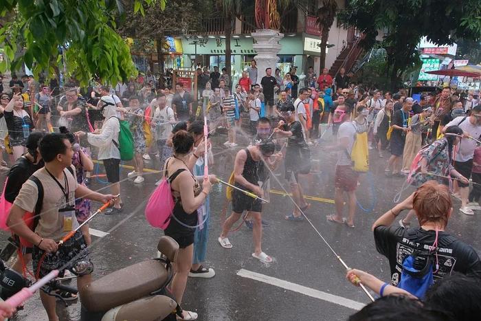 游客参加泼水节活动遭遇高压水枪喷伤左眼