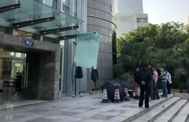 深圳一程序员入职一月家中身亡，背后的故事与反思