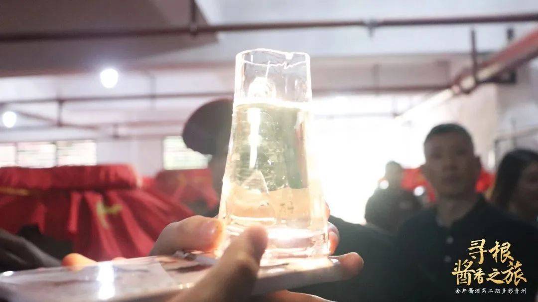 男子发现分酒器套路，揭秘酒类消费中的潜规则