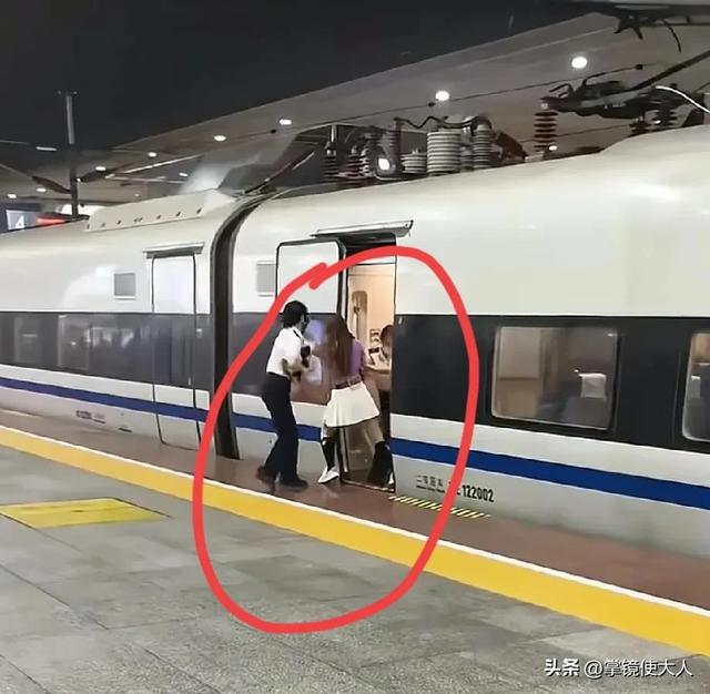 女子为何敢伸腿阻高铁？背后的深层原因值得探讨