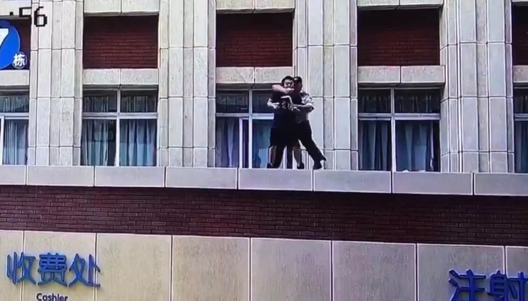 初看以为跳楼，再看发现他在一楼