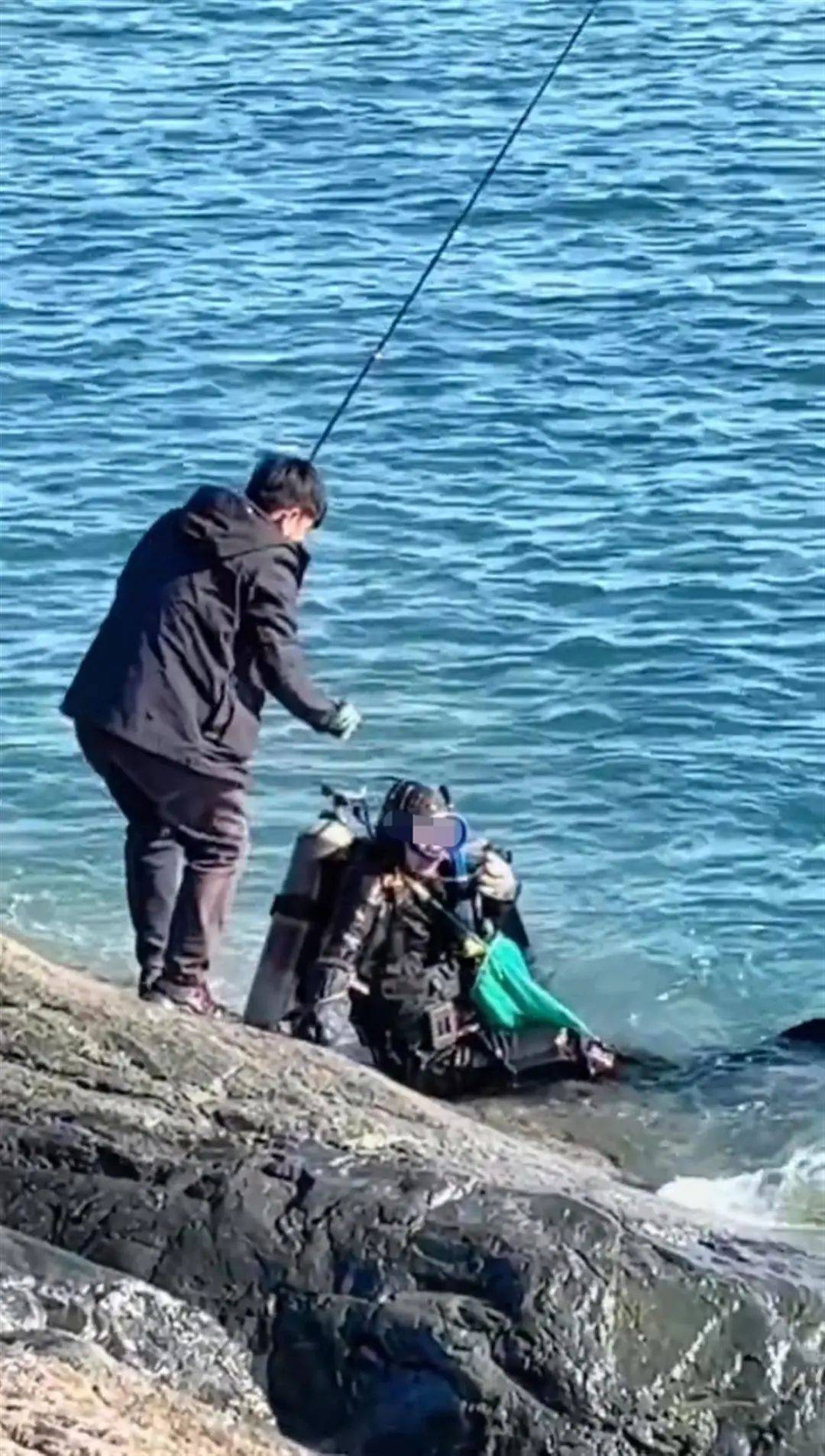 小伙垂钓意外钓上条落水美人鱼