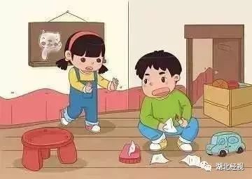 熊孩子在家玩火，危险行为需引起警惕