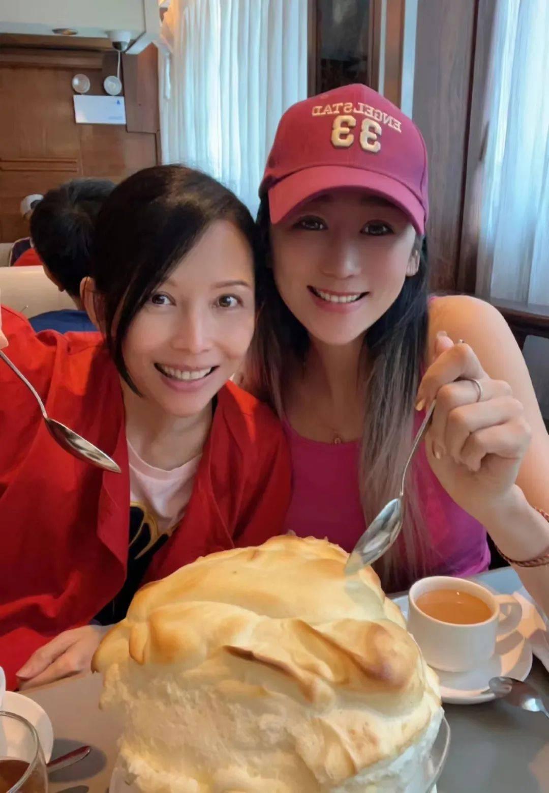 曾黎出席活动视频，星光璀璨，魅力无限