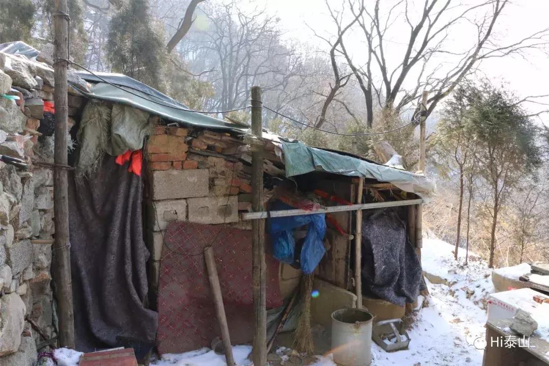 泰山山顶公厕挤满避寒的人