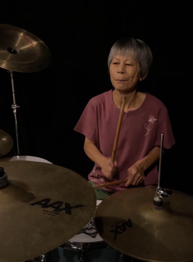 广西70岁大爷打架子鼓，燃爆全场！