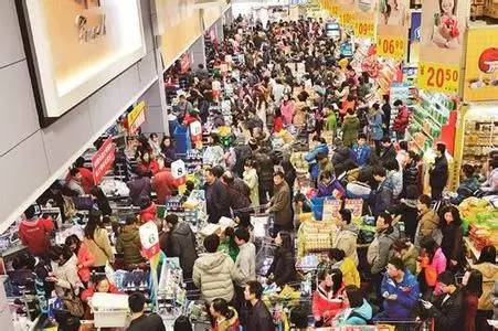 五一最火穷鬼超市被3万人搬空货架，一场消费狂欢的背后