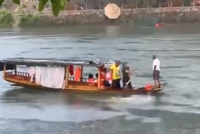 龙门石窟游船大风中失控，快艇救援显英雄本色