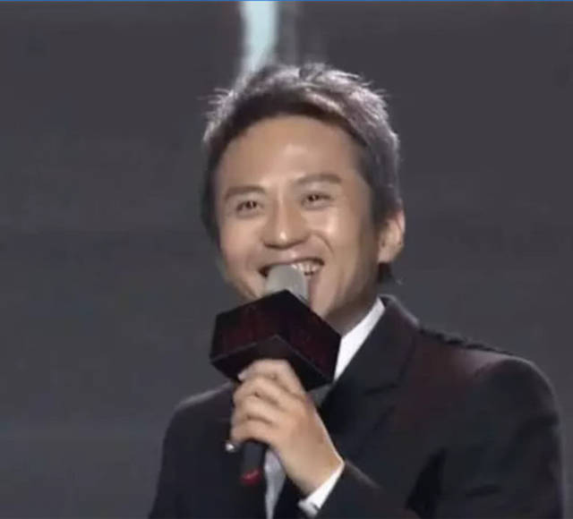 邓超发文悼念朱媛媛，狗头表情引争议