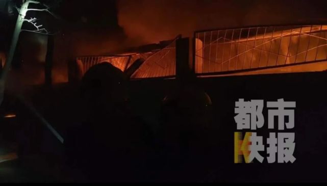 车棚起火烧上百辆车，灾难背后的警示与反思