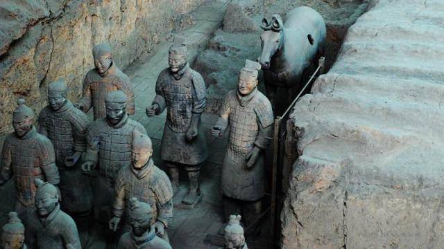 男子掉进兵马俑坑疑砸坏三个兵马俑，事件引发网友热议