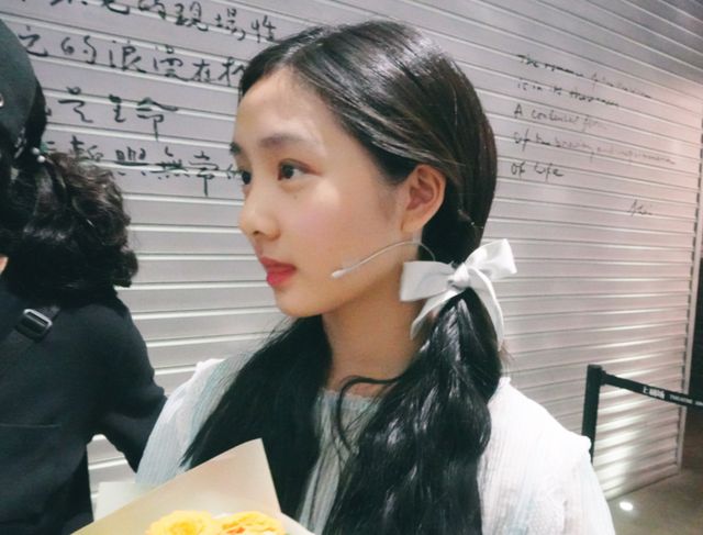 黄多多近照曝光，美貌不输妈妈