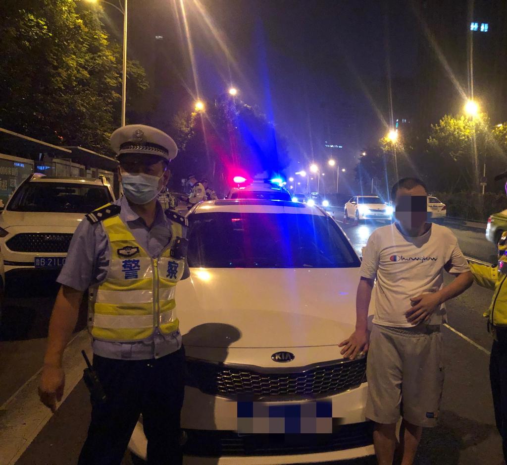 司机遇上查酒驾当场喝下1瓶白酒，一场荒诞的闹剧