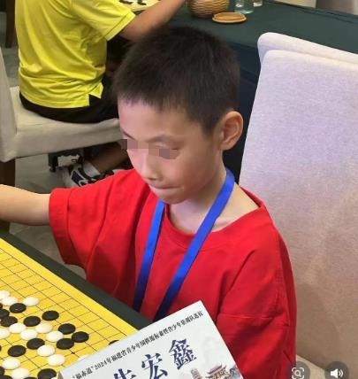关于9岁围棋少年坠亡事件，父亲的回应与家暴质疑