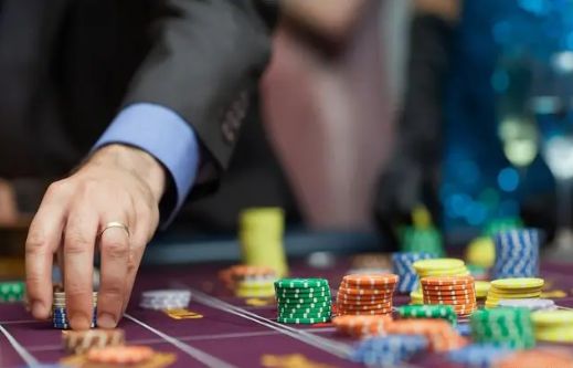 河南矿山老板端午豪撒500多万现金，员工欢天喜地迎佳节