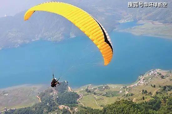 悲剧降临，女孩滑翔伞之旅意外解开安全绳坠亡