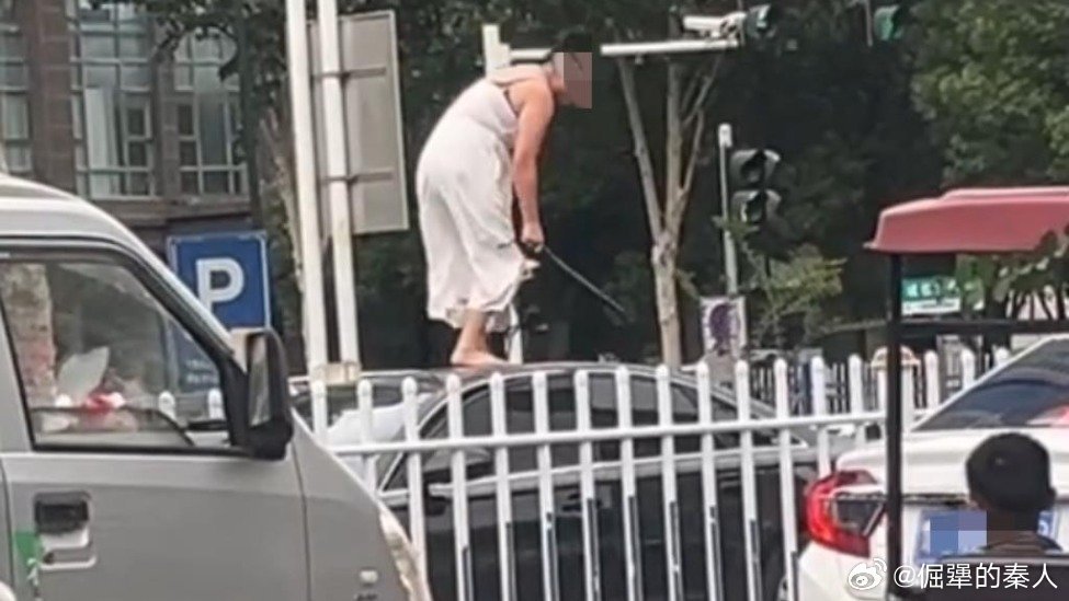 女子持械当街打砸多辆轿车事件分析