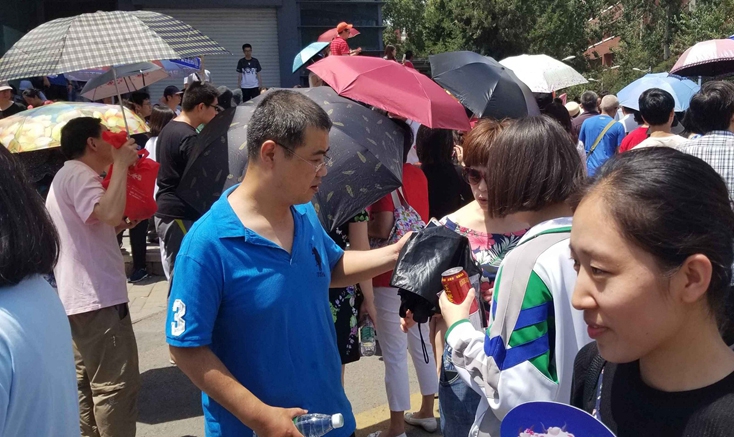 第一个走出考场的考生视频，勇气与决心的见证