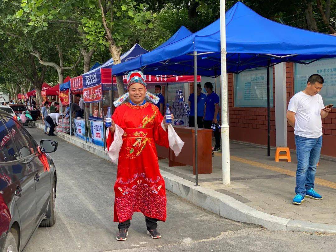 老师穿状元服与考生击掌送祝福，共筑辉煌时刻