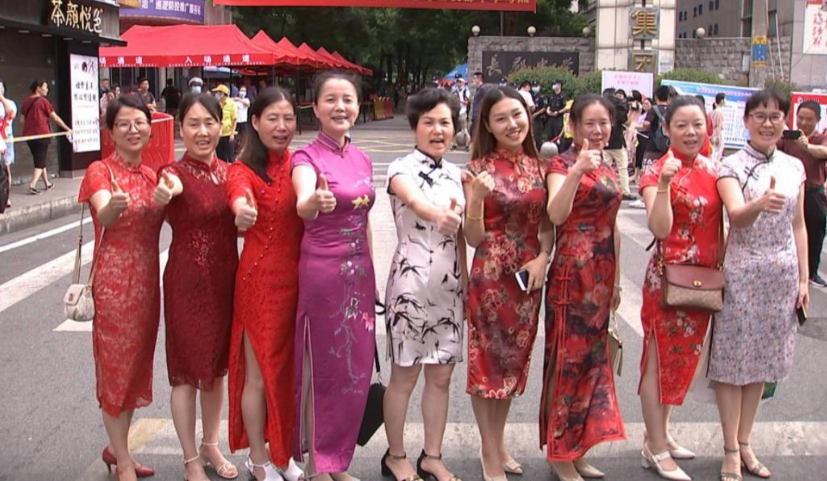 爸爸穿旗袍为儿应援，一场跨越传统的父爱之旅