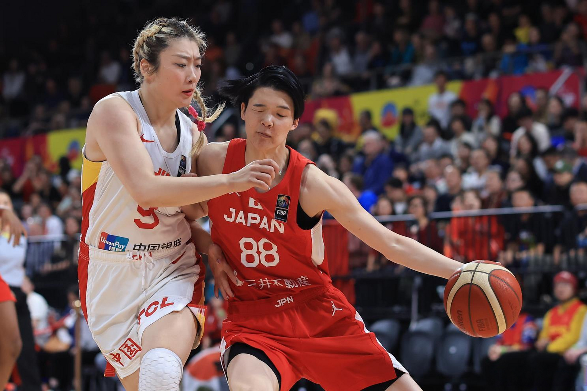 女篮中国VS日本，赛场上的热血激情与不屈斗志